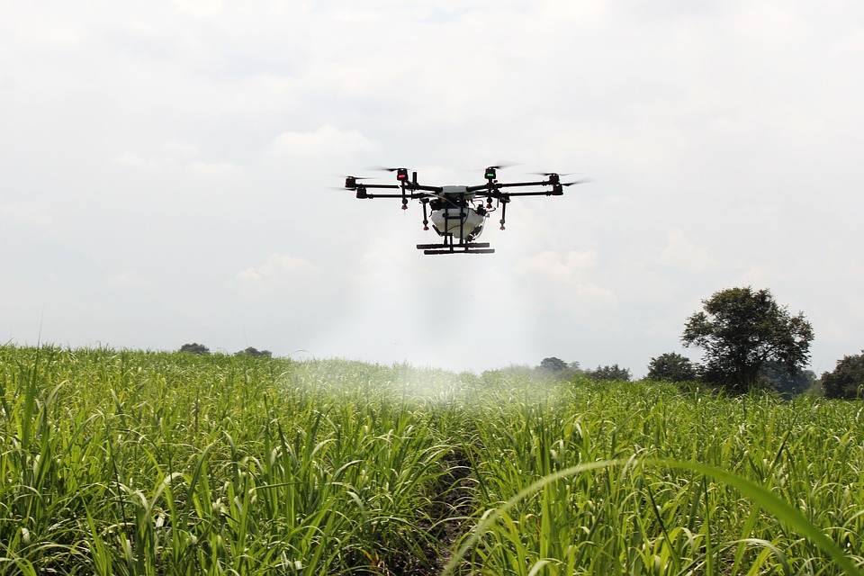 AgriTech - Дрон орошает сельскохозяйственные поля