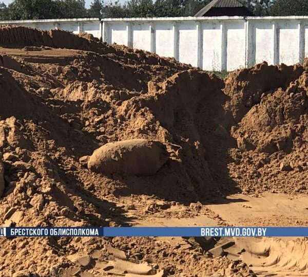 В Барановичском районе из ковша экскаватора выпала авиабомба